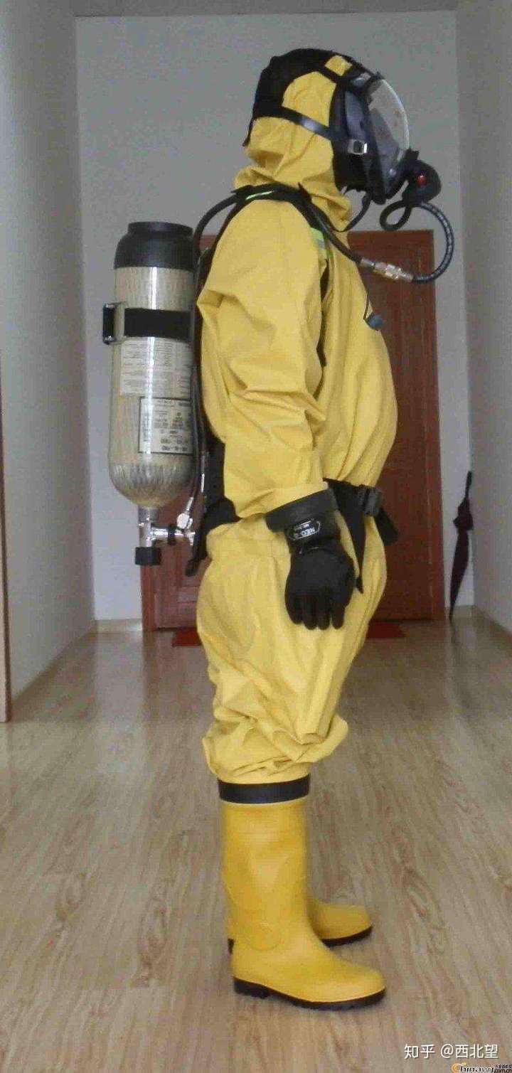 我这边的建议是,让你女朋友穿防化服