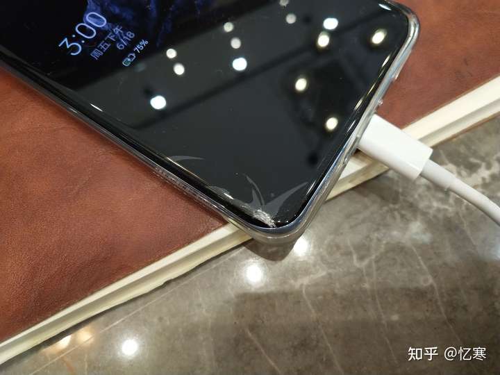 小米11的屏幕摔碎是一种什么体验?