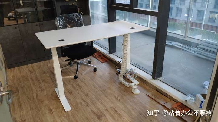站着办公有什么好的办公桌推荐也就是站立式升降桌