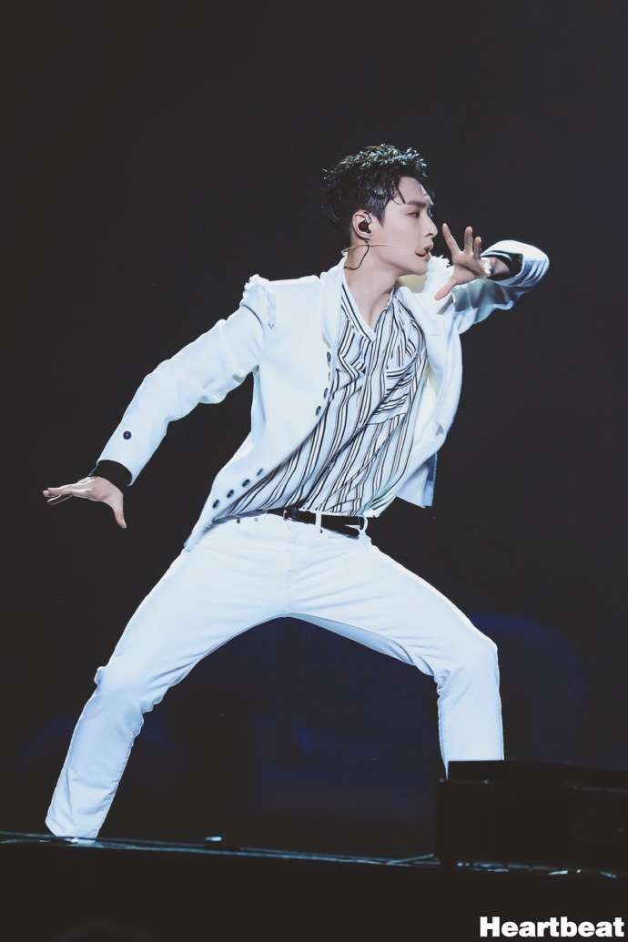 如何评价 张艺兴 《i need you》和《can you feel me》初舞台?