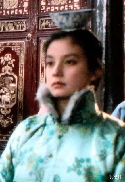 赵薇高中时,在尔冬升,巩俐主演的《画魂》里演了个小妓女.