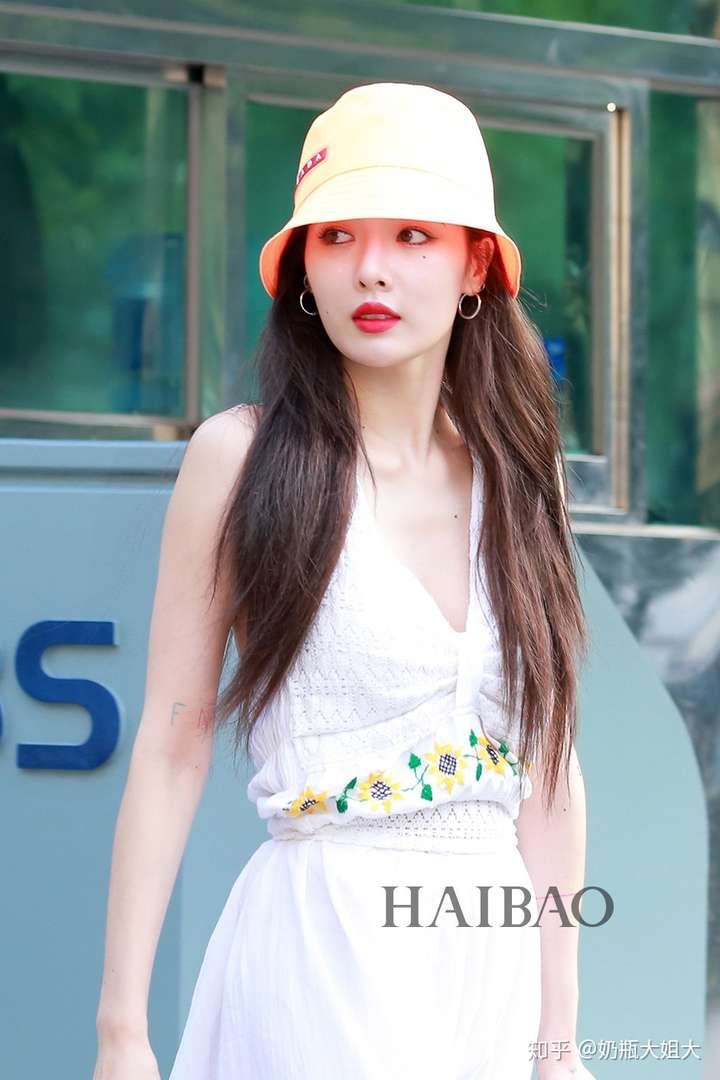 白色的渔夫帽搭配什么衣服好?