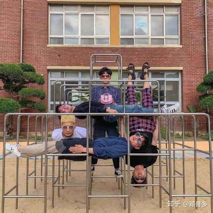 五人咋摆姿势拍合照?