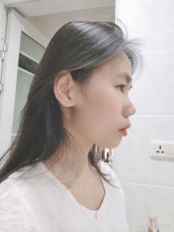 鼻梁塌的女生真的很丑吗?