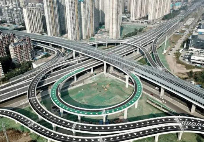 从车主反映了解到,沈阳胜利大街快速路高架桥隧道顶部采用