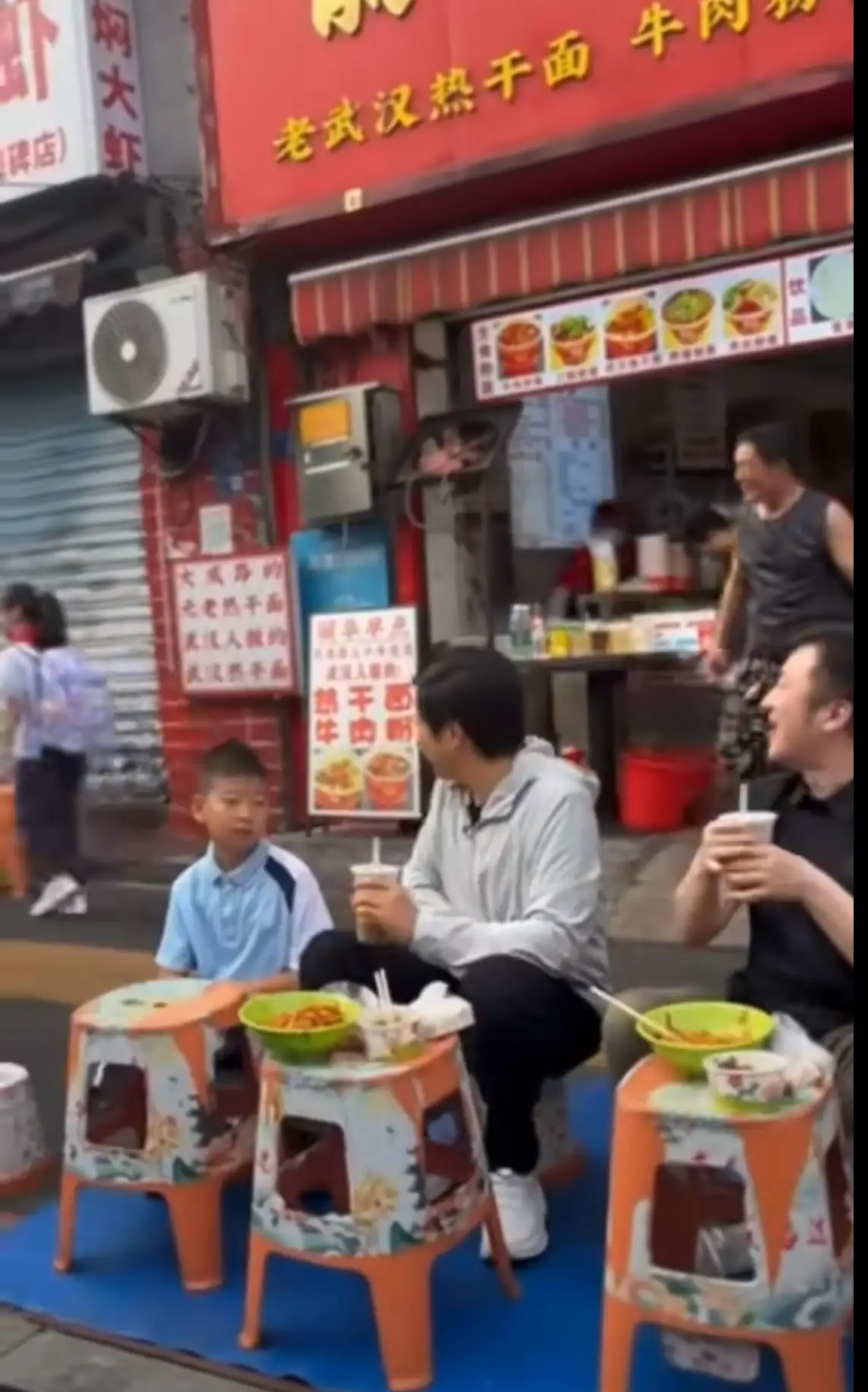 如何看待雷军在路边摊吃早饭被路过小女孩吐槽「吃个饭还这么多人拍照」，后续回应「大家笑一笑就好」？