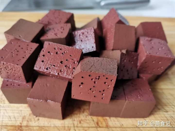 做猪血 到底要不要焯水 原来一直做错 难怪猪血不入味 腥味重 知乎 做猪血 到底要不要焯水 原来一直做错 难怪猪血不入味 腥味重 知乎