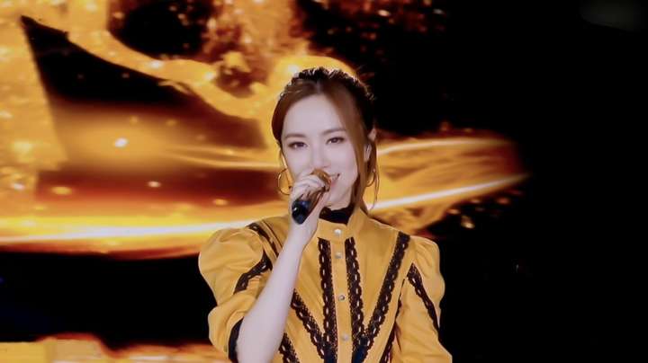 如何评价邓紫棋在央视秋晚演唱的萤火