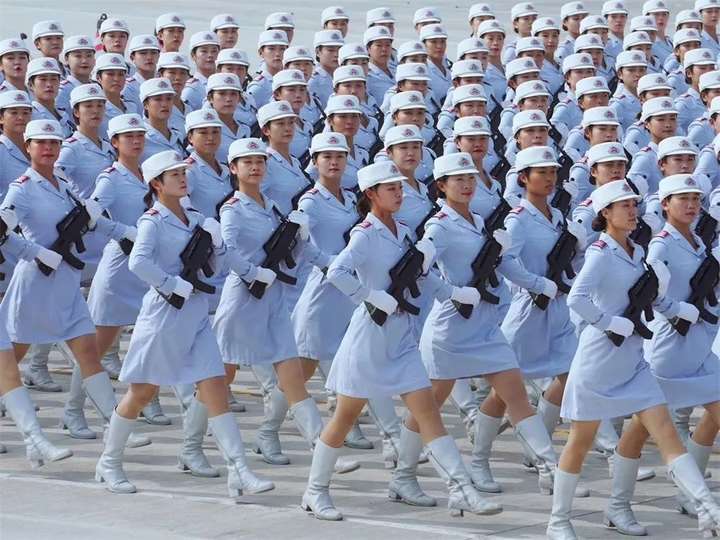 3名受阅女民兵入列陆军