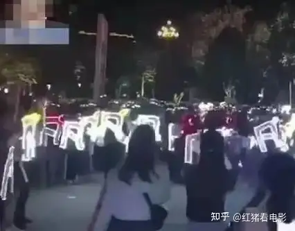 代价半座重庆城？TF家族路演出大事，为何娱乐圈追星"惨剧"不断？