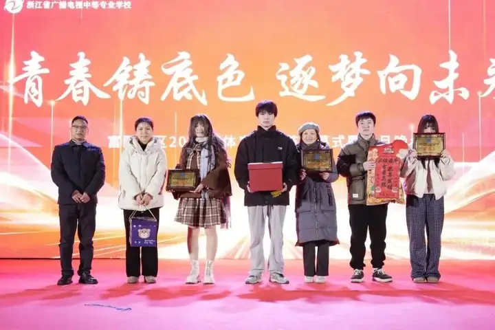 浙江省广播电视中等专业学校富阳校区拔河比赛圆满落幕!(图5) 浙江省广播电视中等专业学校富阳校区拔河比赛圆满落幕!(图5)