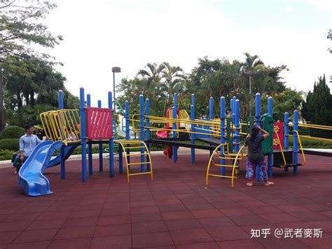 荡秋千也是不敢太高,就怕整个