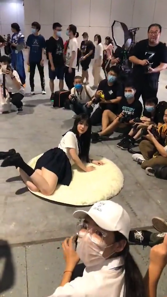 如何看待上海cp26jkcoser因为不雅姿势而被路人痛骂