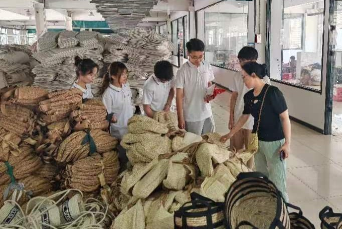 青岛大学电气工程学院“青锋徐来”以工代赈助残实践团开展暑假“三下乡”实践活动