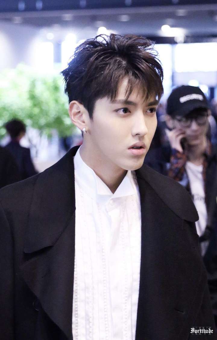 吴亦凡跟exo的kris是一个人吗?为什么差这么多?
