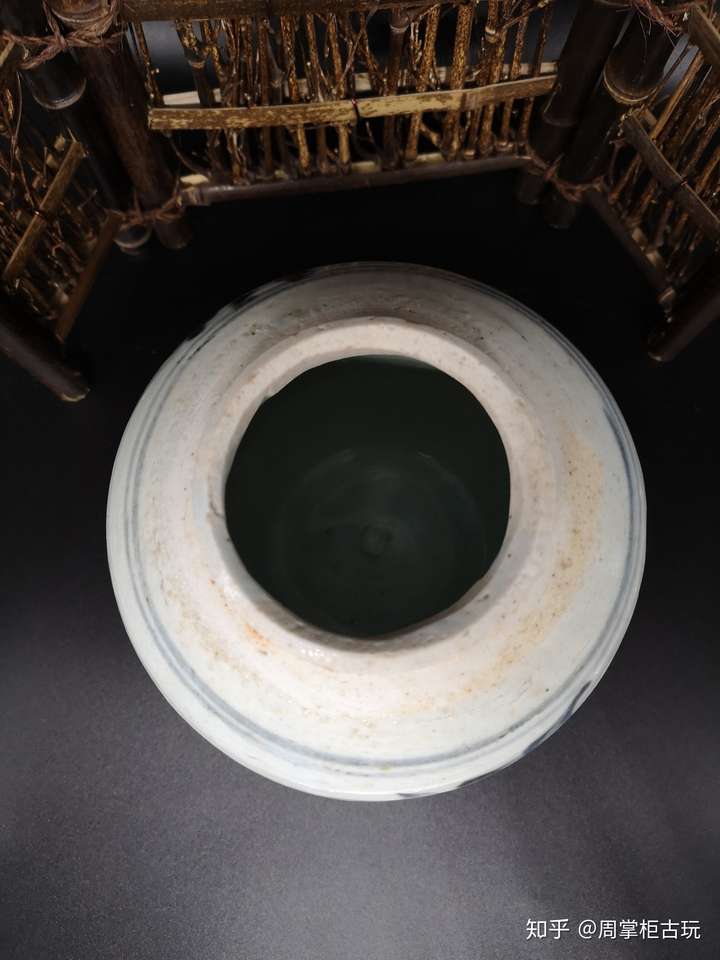 明代变异菊青花罐