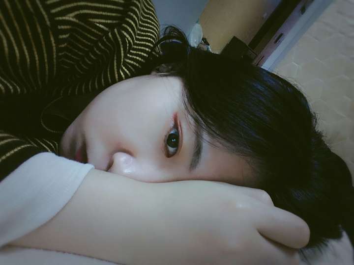 自拍只拍半边脸,像这样