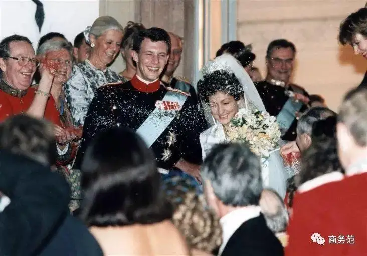 香港女金领和王子闪婚 离婚又嫁27岁鲜肉 51岁潇洒单身 知乎