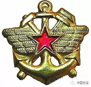 紅五星象徵人民解放軍,飛機雙翼是空軍兵徽重要標識,鐵錨是海軍兵徽