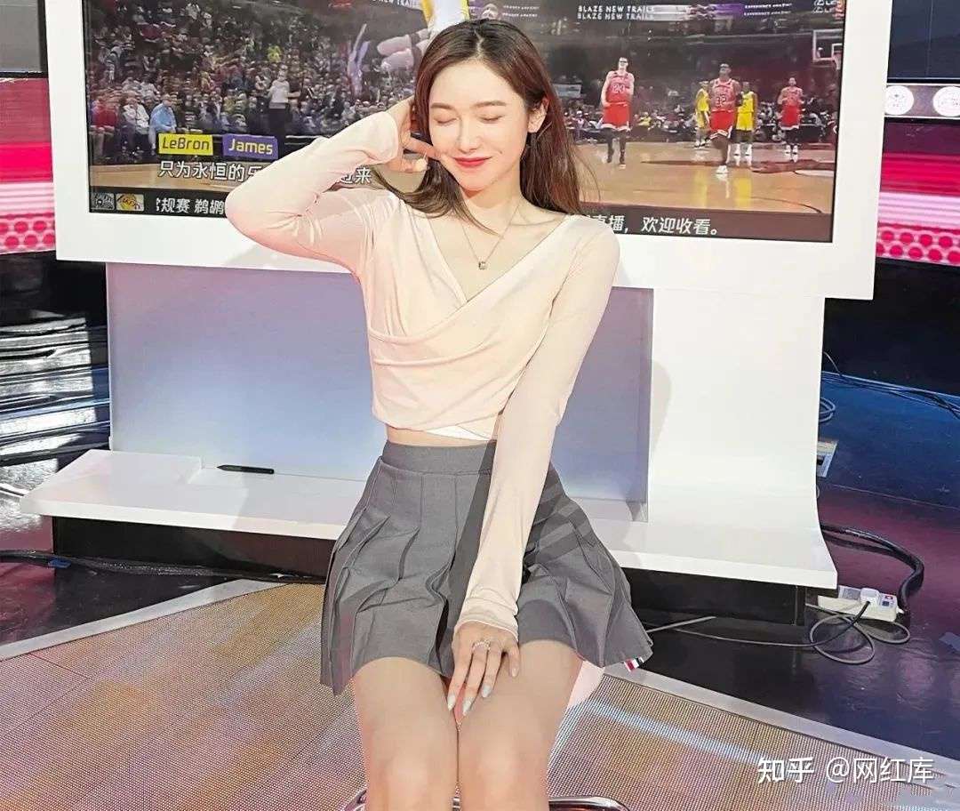 富二代秦奋的前女友，笑起来有点像朱茵，现在是腾讯NBA最美女主播 微博网红-第10张