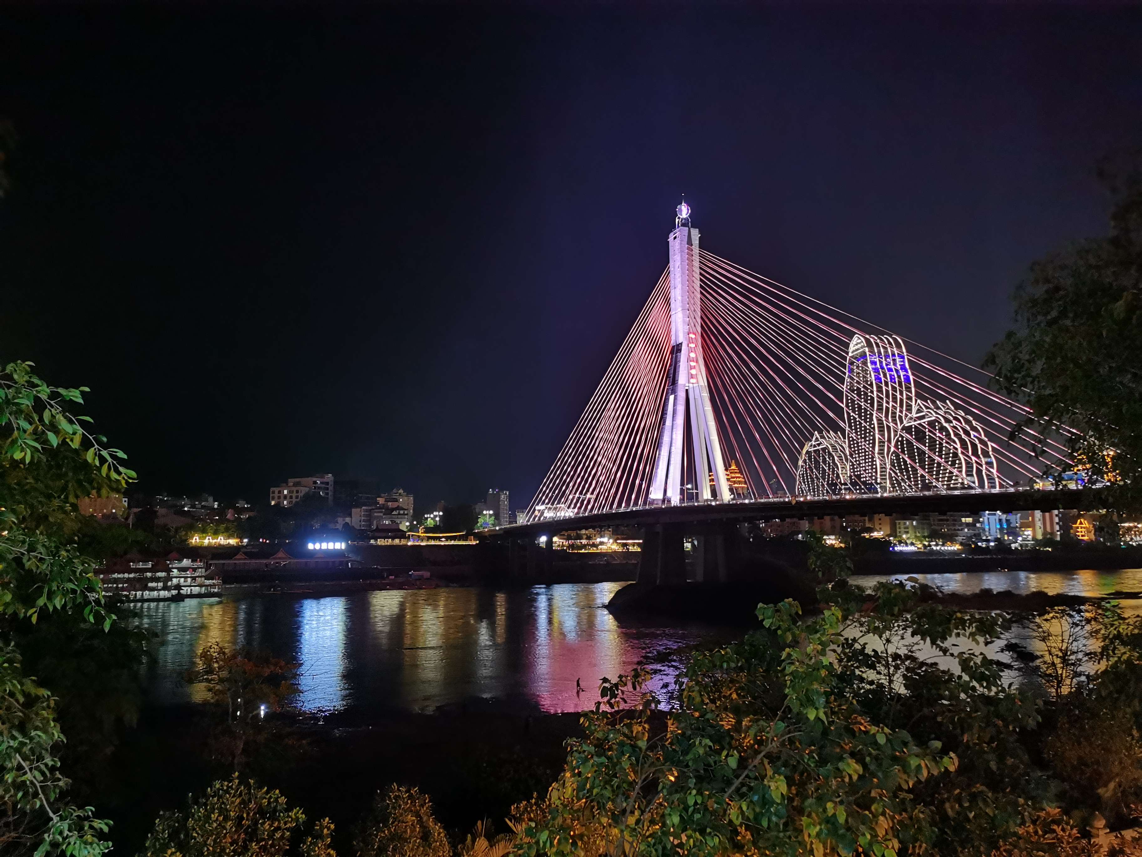 潘潘 的想法: 西双版纳大桥夜景,灯光璀璨,倒映在澜沧… - 知乎