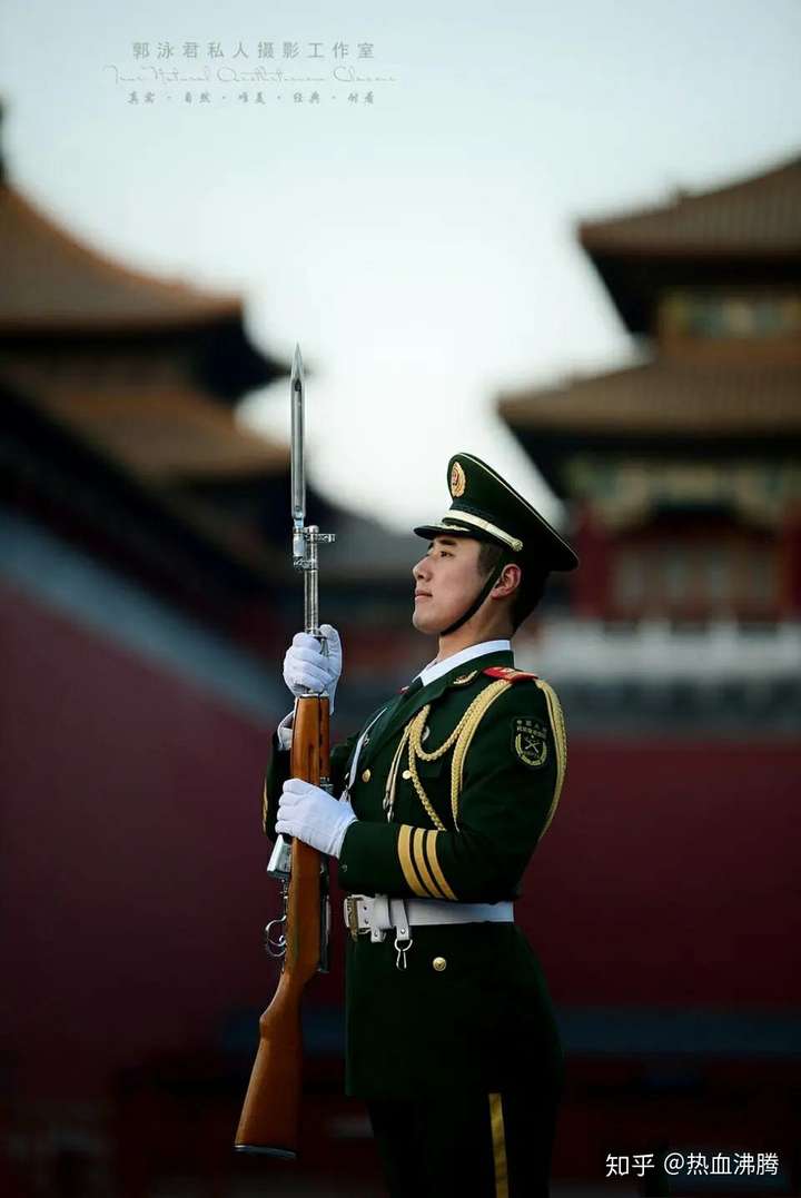 有那种特别好看特别帅可以当壁纸的军人人像图片吗