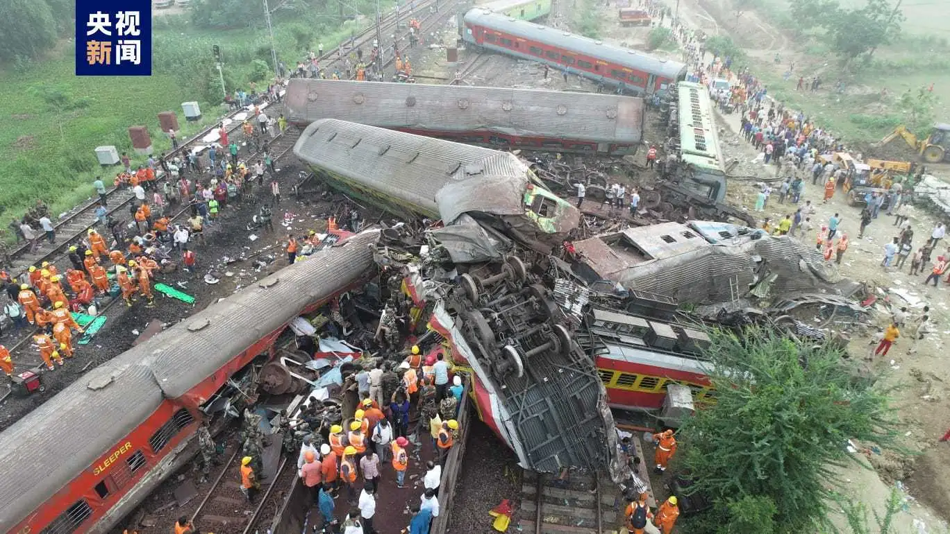 印度官员透露 3 列火车相撞事故似为「人为失误」，或因「列车上错了轨道」，反映出印度火车哪些问题？