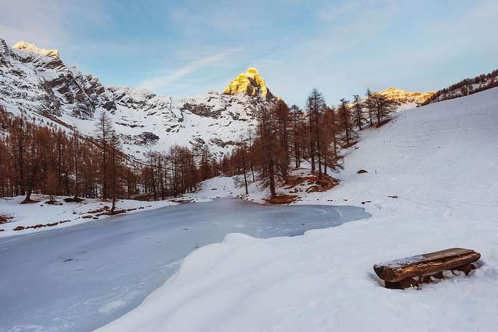 描写冬天的诗句： 绿蚁新醅酒，红泥小火炉。晚来天欲雪，能饮一杯无。-第6张图片-诗句网