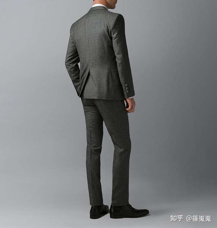 定制的西装,正面都看着没问题,背面有些褶皱,店里说是我太瘦了,如果做