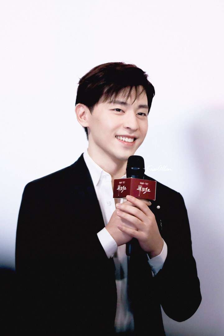 邓伦呀; 笑起来很迷人,眉眼弯弯,温柔深情的丹凤眼,眼里藏着故事,眼里