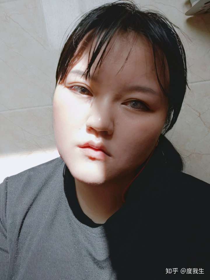 有脸大塌鼻子的好看的女孩子吗?