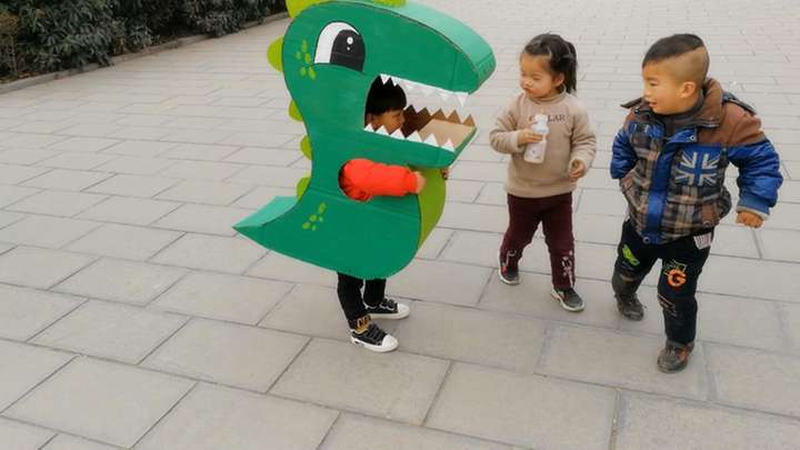 纸箱做恐龙衣服的步骤图片（儿童穿的纸箱恐龙制作方法）插图