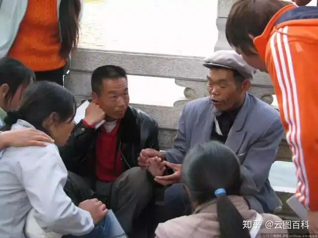街头算命需谨慎,骗人骗财误心情
