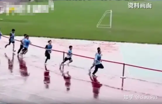河北衡水中考体测遇暴雨，有学生淋雨跑 800 米，教育局回应「临时改时间需层层上报」，这样安排合理吗？