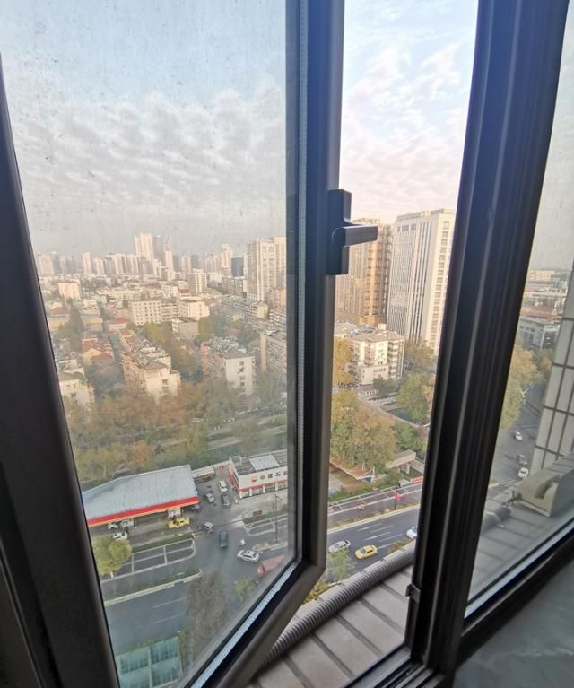 高层酒店的窗户能让人爬出去吗