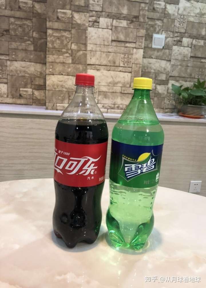你爱喝雪碧还是黑色的可乐?