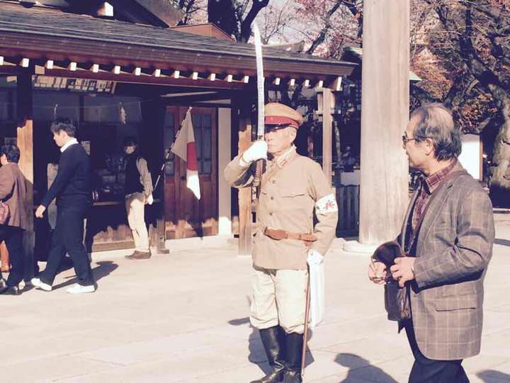 在游人如织的靖国神社里,虔诚地参拜,行军礼,走正步… 疯狂也好,罪恶