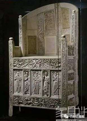 屁股下面的宝座还有背景窗子的参考,全部是有考据的拜占庭时期的物件