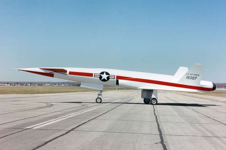 X-10�� �����٣����˼�ʻ��1953�걱����Ʒ�������ڼ�����������ɵ������������������������ܳ�Խ���������е����˼�ʻս�������˻�û���۵�YF104��X-10������Ŀ����Ϊ��SM-64 Navaho�޼�Ѳ��������֤������Ȼ��SM64�ޱȲ���������û�з��ۡ�