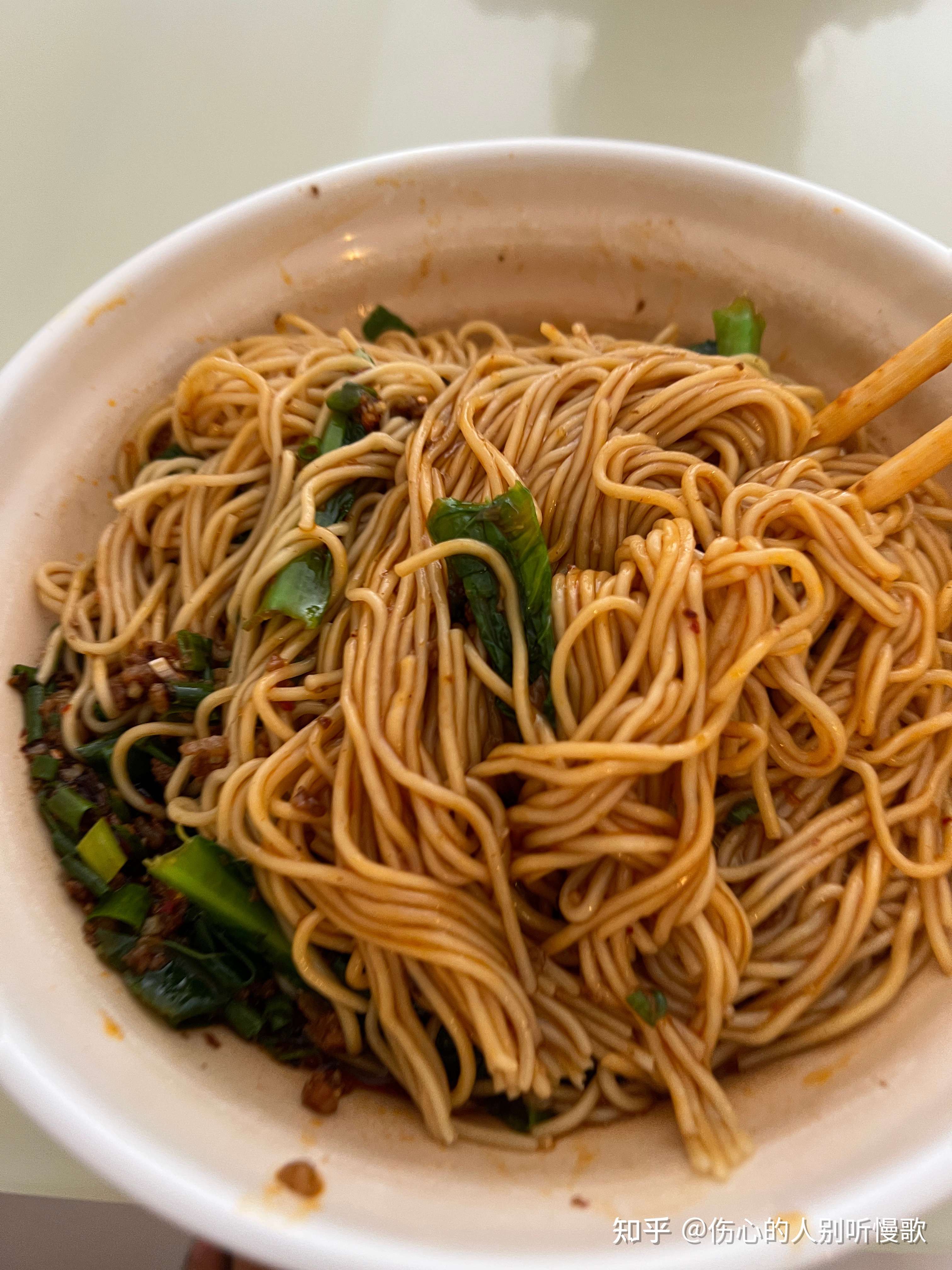 伤心的人别听慢歌 的想法: 这个干拌炸酱面超级不错,图书馆出来吃上