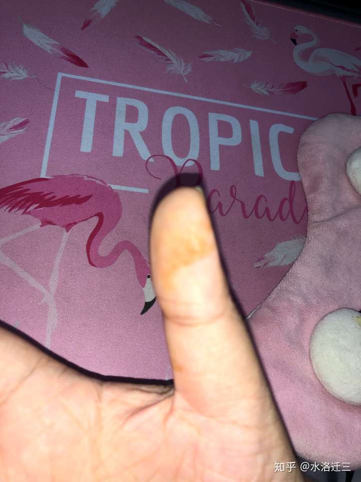 一觉醒来手上有铁锈一般的黄色块洗不掉?