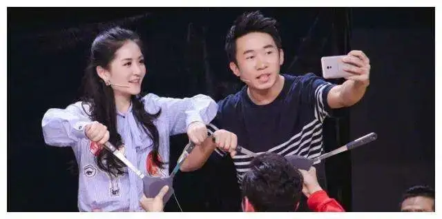 《乘风破浪》第三季开播：谢娜主持终于拿手卡了，有被王心凌甜到(2021乘风破浪第三季播出时间)