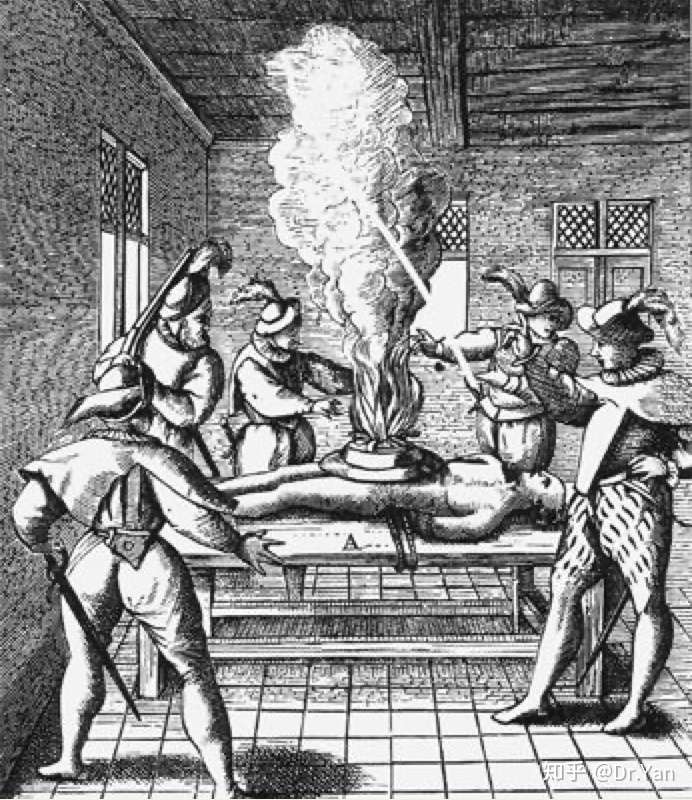 刑具锅像一个大壶,中空,锅口反扣在受刑者的肚子上.