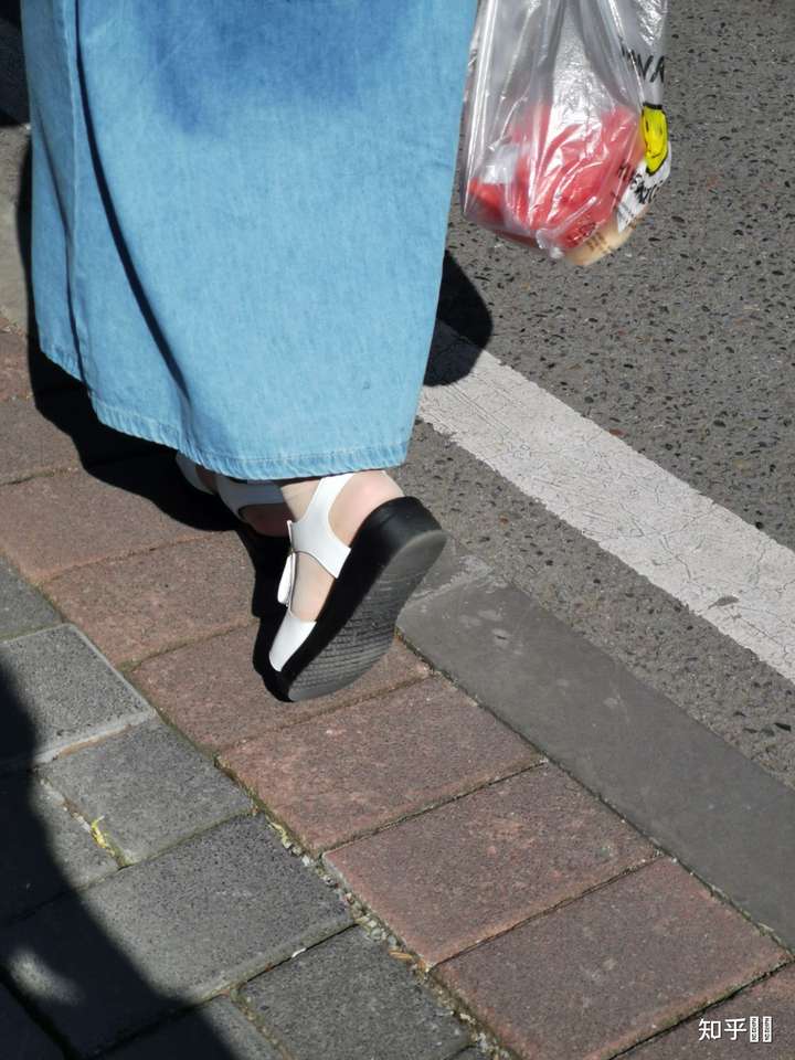 穿什么凉鞋关系不大,重要的是一定要穿上肉色短丝袜,修饰脚型,吸汗丝