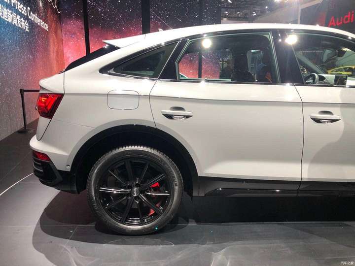 奥迪q5lsportback北京车展实拍溜背造型拉风搭载20t发动机