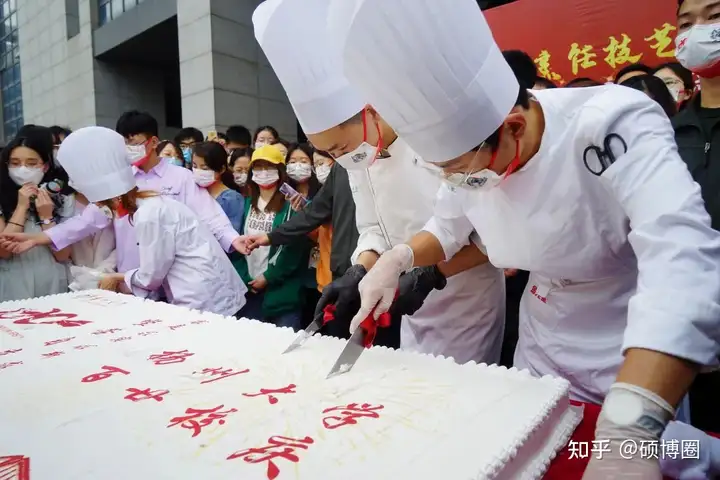 高校为在校学生准备中秋巨型蛋糕（中秋节大学举办的活动） 第5张