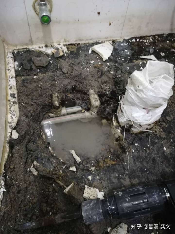 我家卫生间做美缝了可是洗澡20天后楼下说渗水是为什么