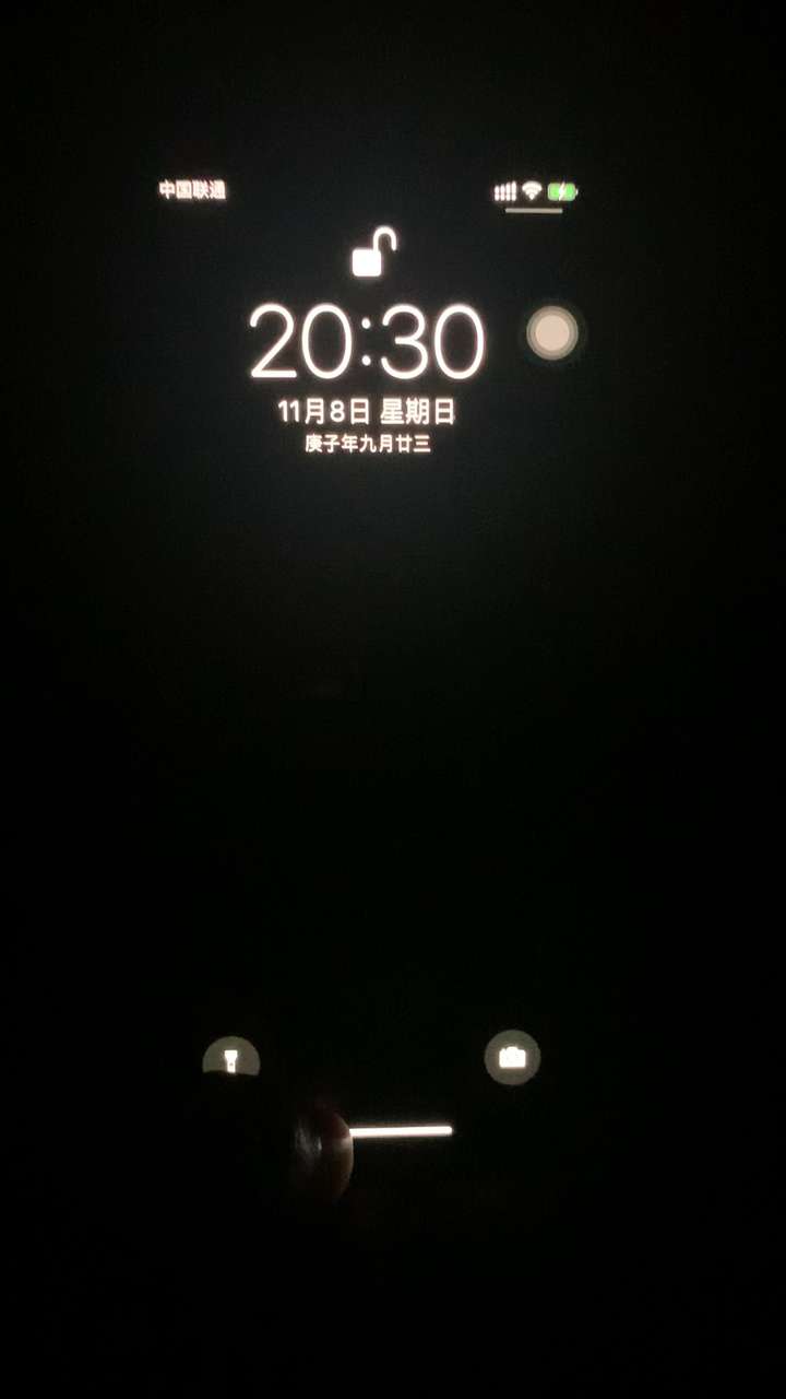 iphone13黑壁纸,iphone壁纸黑 有没有人跟我一样iphone12纯黑背景和无光环境时上滑解锁过程中屏幕会