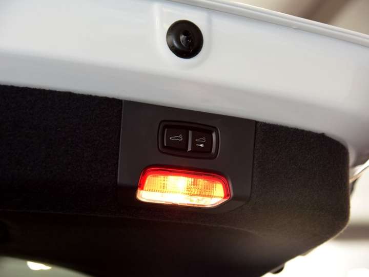 保时捷凯宴后备箱的自动开关按钮在哪?