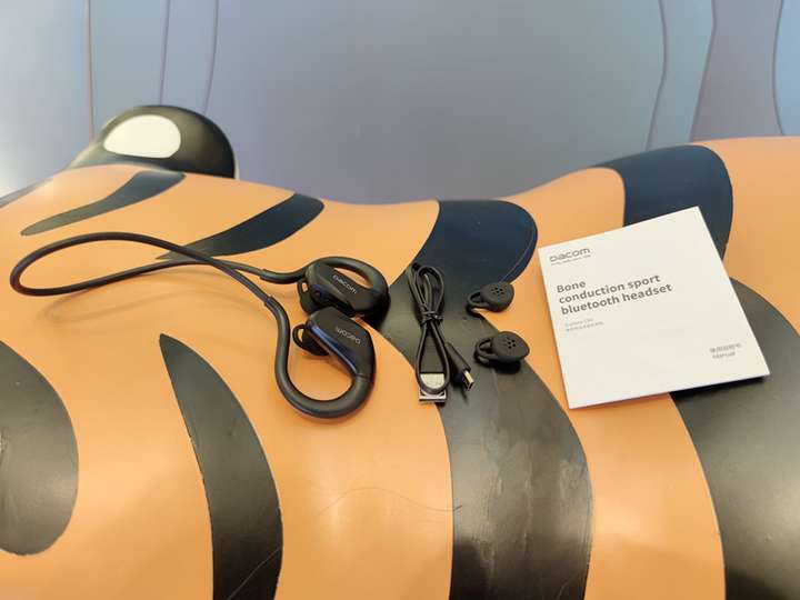 别再纠结骨传导还是气传导了,用这个耳机,护耳音质好!